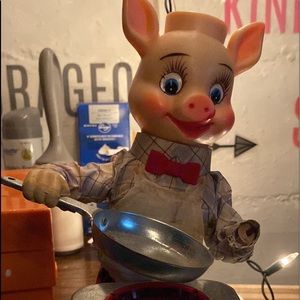 Vintage animatronic piggy cook figurine left hand pepper shaker is missing.